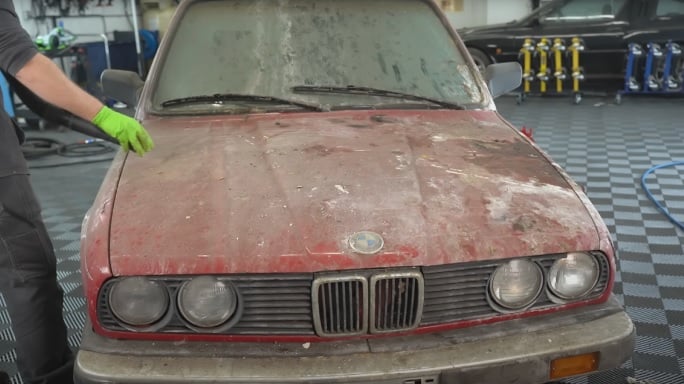 Вижте как намериха BMW E30 в плевня и го приведоха в идеално състояние ВИДЕО