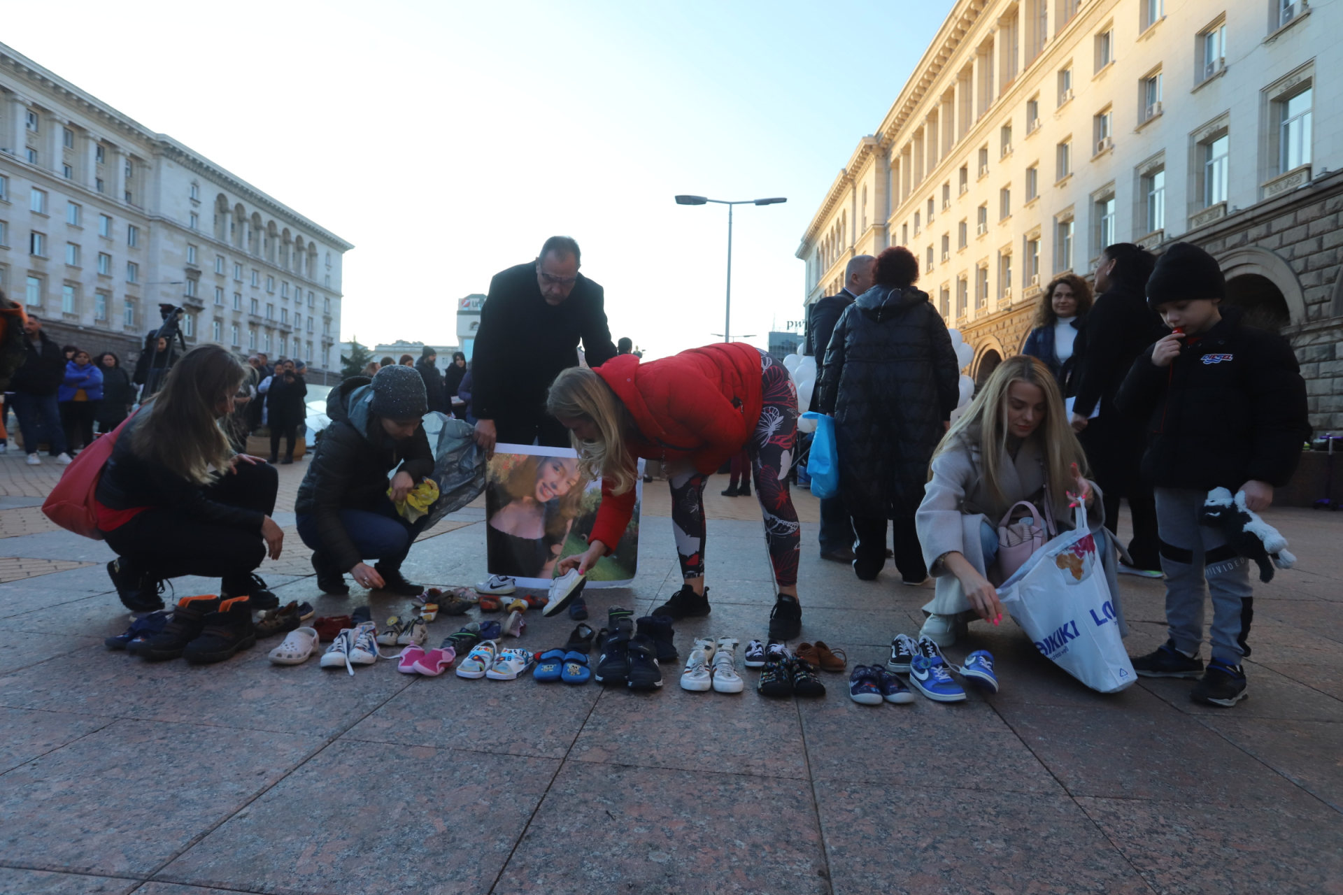 Фоторепортаж в БЛИЦ! Пред МС ври и кипи заради смъртта на 15-г. Даная 