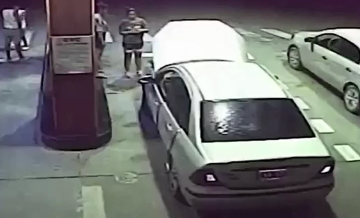 Зрелищни ВИДЕА: Вижте как кола, пълна с кокаин, се взриви на бензиностанция