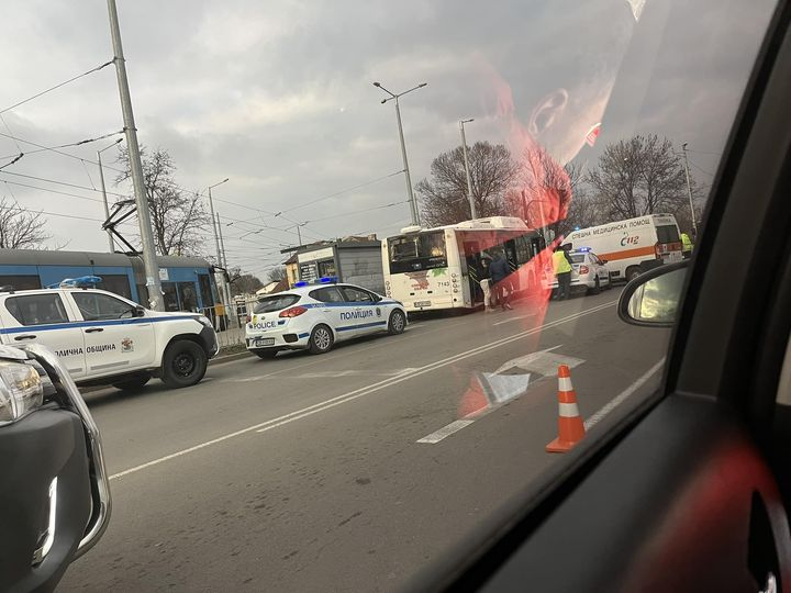 Кошмар в София: Автобус навлезе в насрещното, прегази три коли и... СНИМКИ