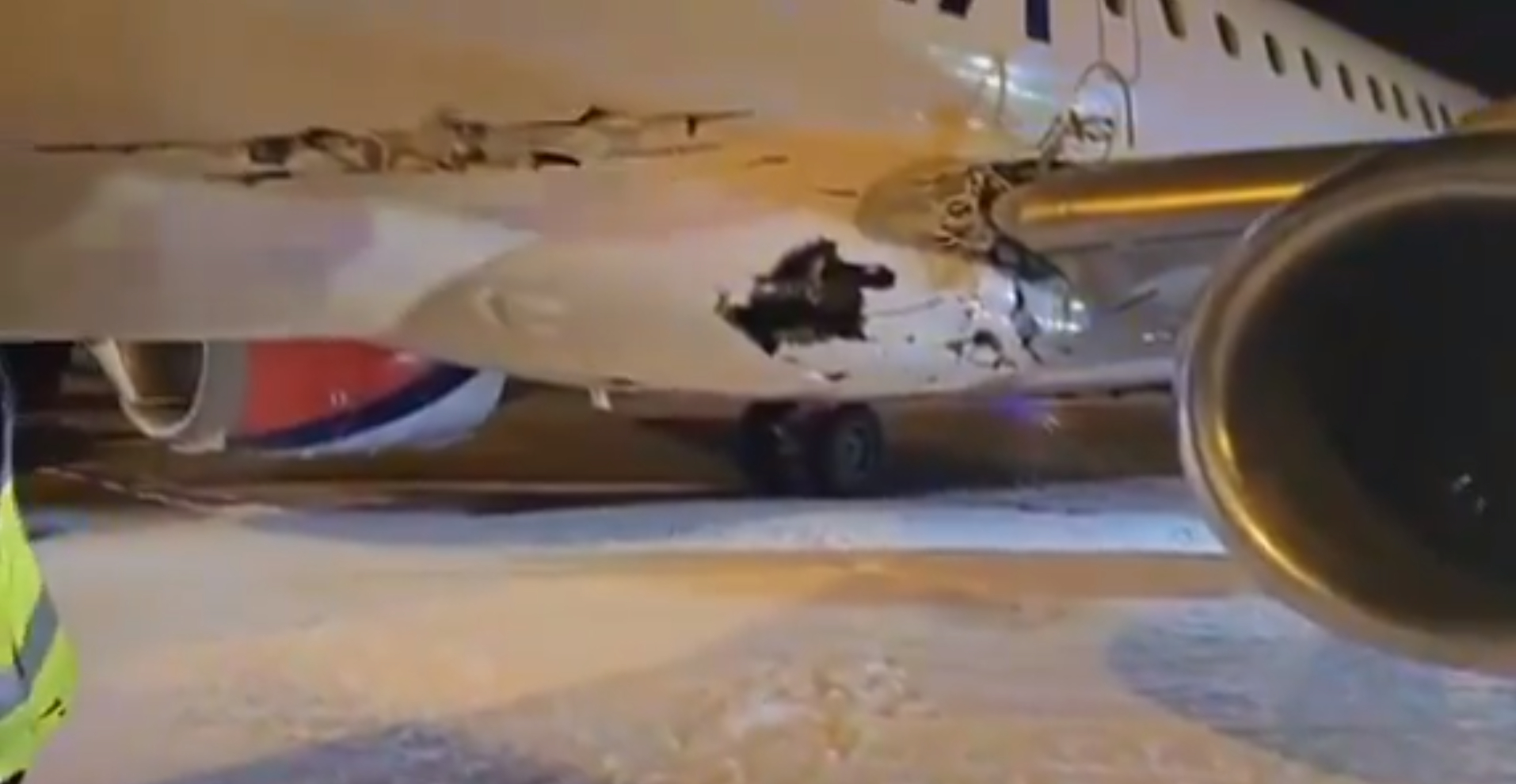 Извънредна ситуация със самолет с дупка в Белград ВИДЕО