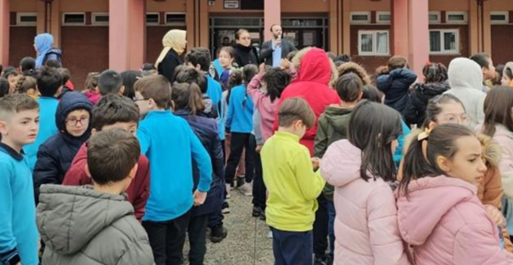 Паника в Турция: Земята се тресе в Малатия и Бурса, ученици изскачат от класните стаи, за да се спасят