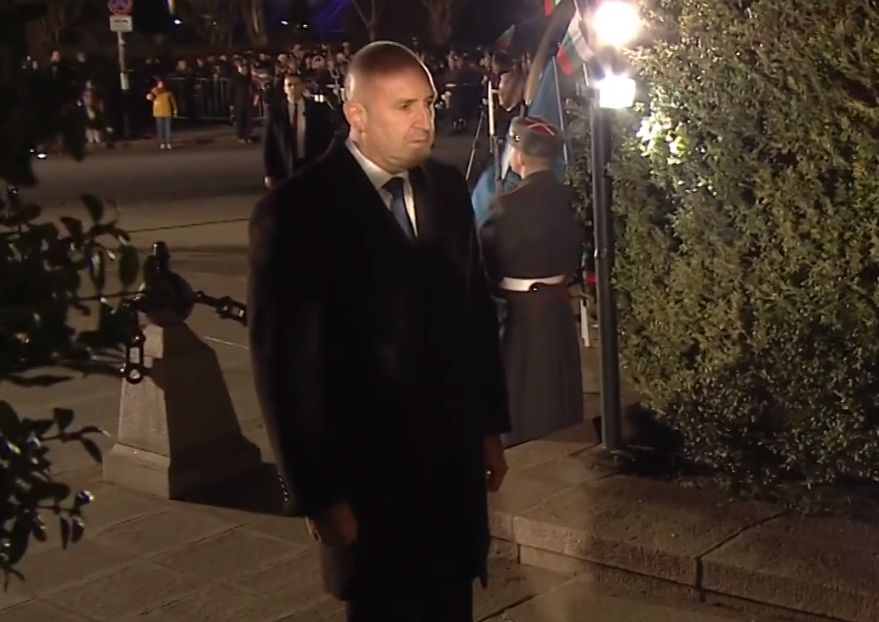 Президентът с мощен удар по сглобката пред паметника на Левски
