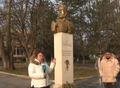 Нов стайлинг за Ботев: Кмет и самоук художник префасонираха набързо паметник на поета СНИМКИ