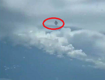 Мъж погледна през илюминатора на самолет и ето какво НЛО засне ВИДЕО 