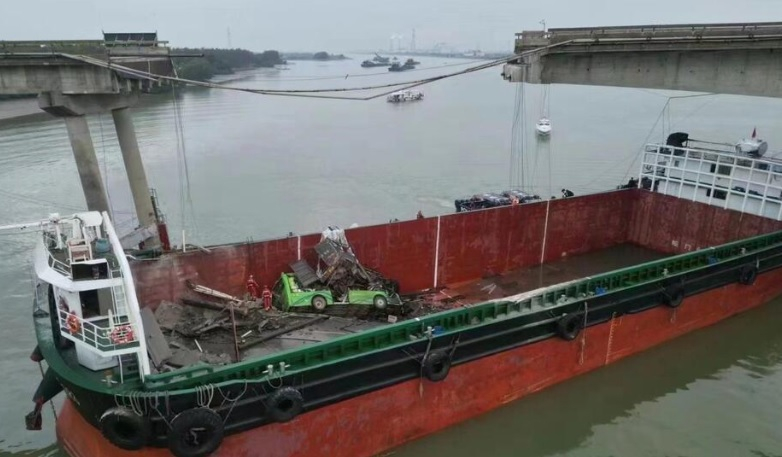 Автобус и коли рухнаха след като товарен кораб събори част от мост в Китай ВИДЕО