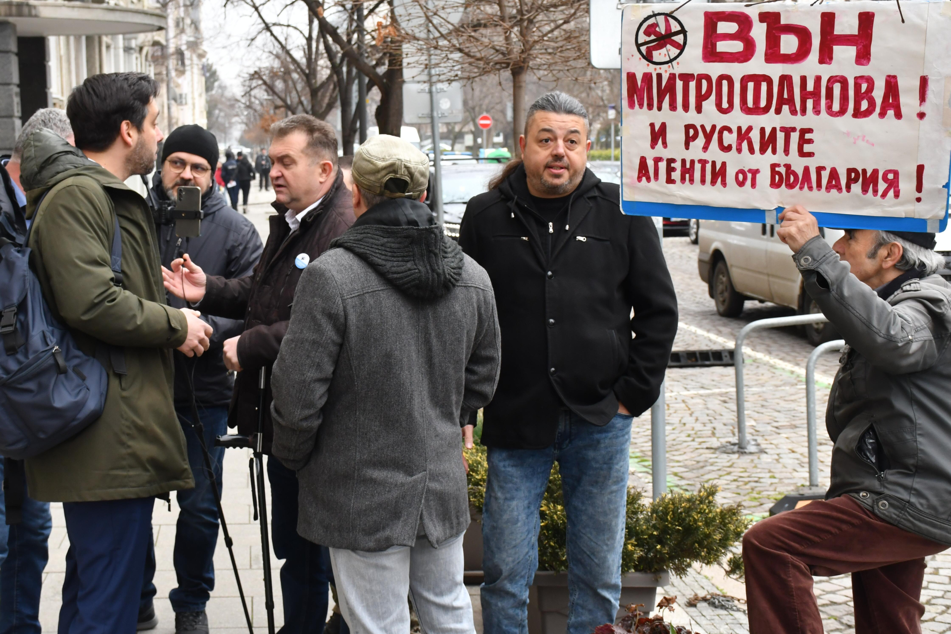 Нов скандал с Митрофанова - граждани на протест, а Терзиев пази цветята 