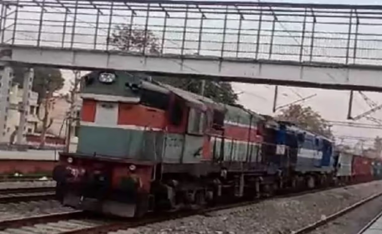 ВИДЕО запечата уникален инцидент с влак с 53 вагона 