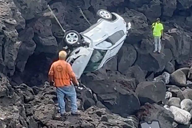 Не е за вярване: Мъж падна от скала с колата си директно в океана, а после...