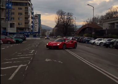 Ето какво направи баровец с червено "Ферари" пред скъпарски хотел в София ВИДЕО