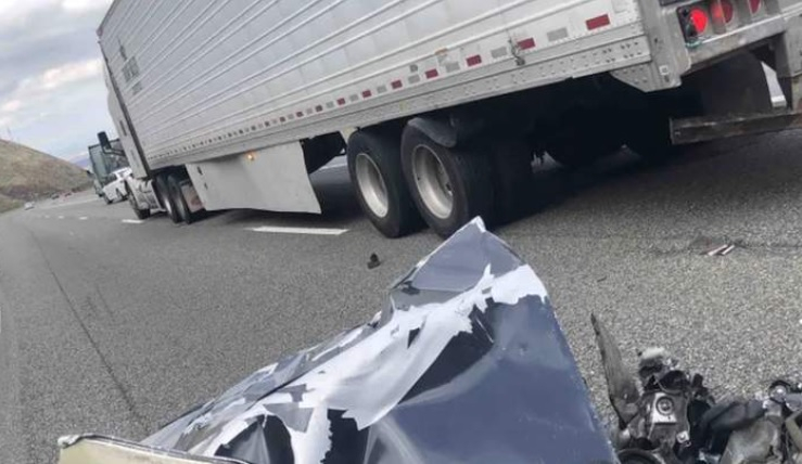 Камион влачи автомобил 150 метра, случи се нещо удивително ВИДЕО