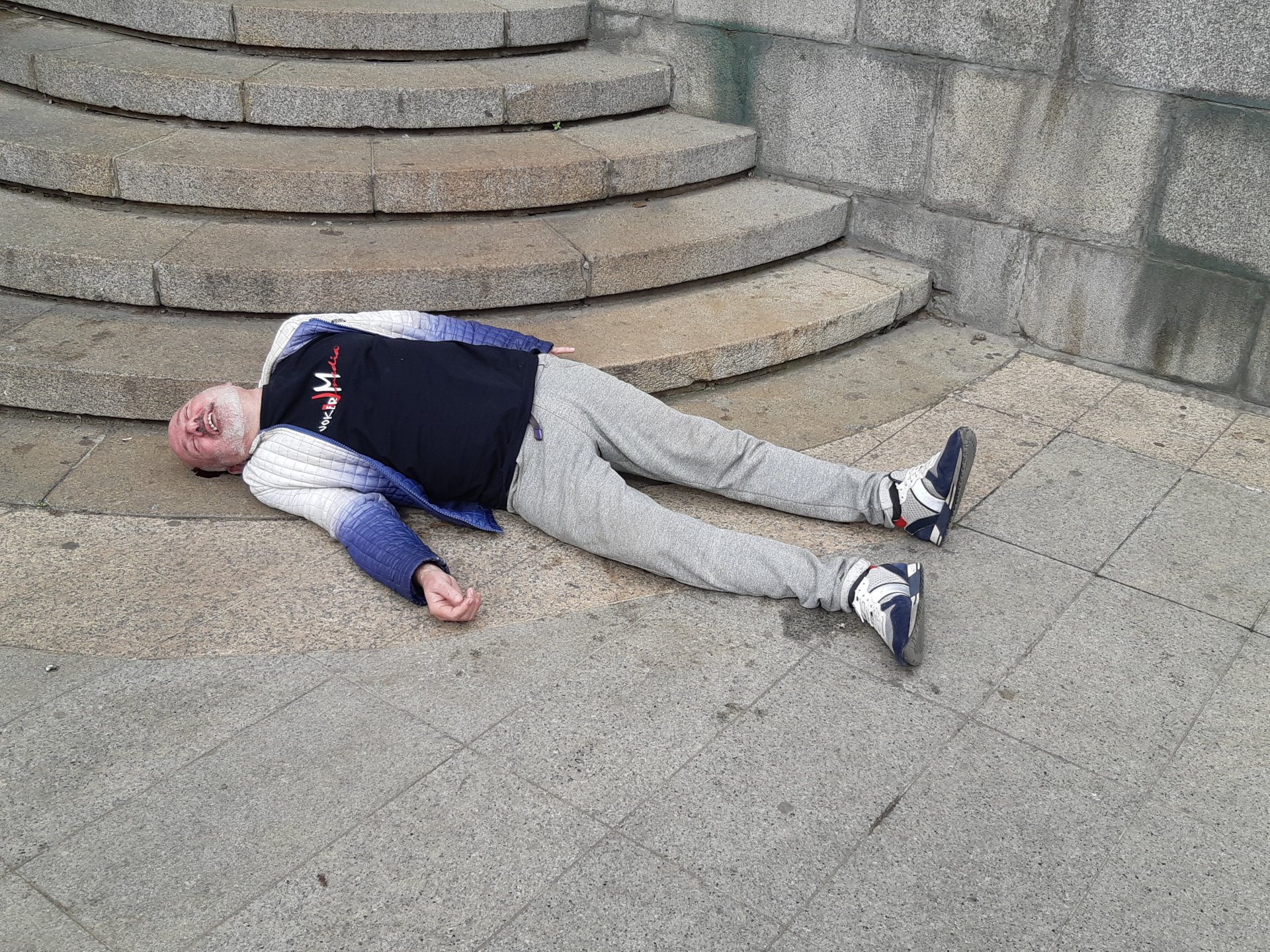Инфарктна ситуация с полумъртъв мъж пред Съдебната палата в София СНИМКИ 18+