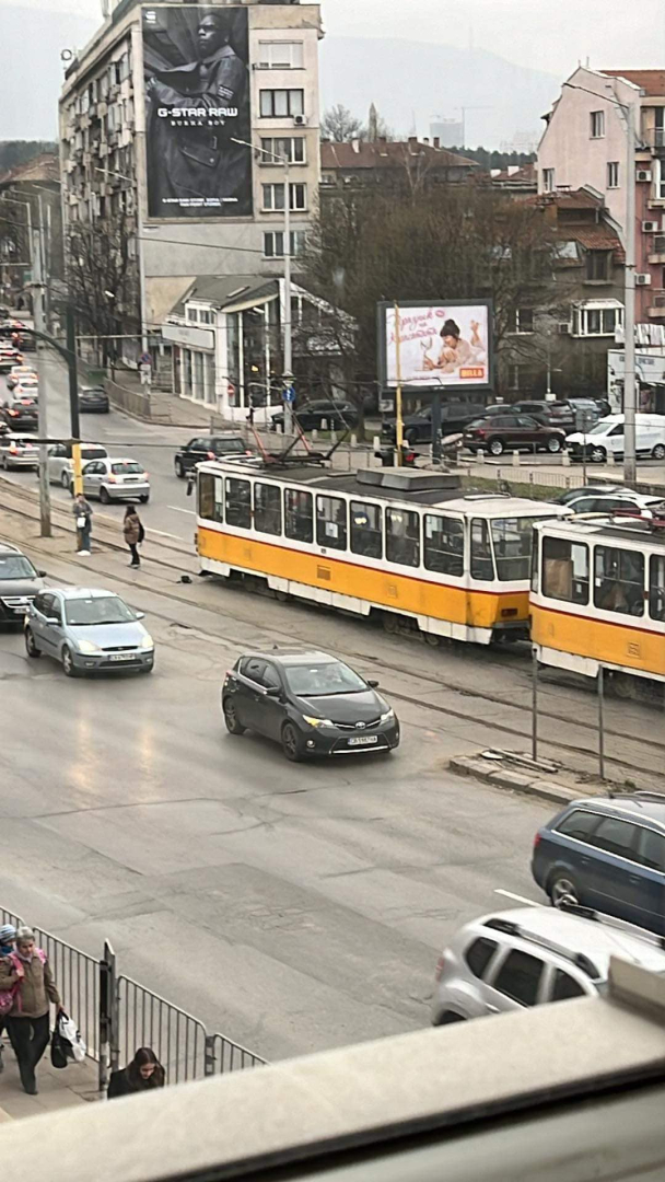 Първо в БЛИЦ! Тежка катастрофа с черен джип и трамвай в София СНИМКИ