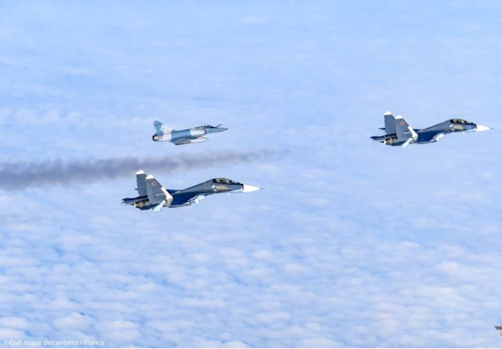 Екшън в небето! Изтребители на НАТО Mirage 2000 прихванаха руски Су-30 и Ан-72 над Балтийско море ВИДЕО