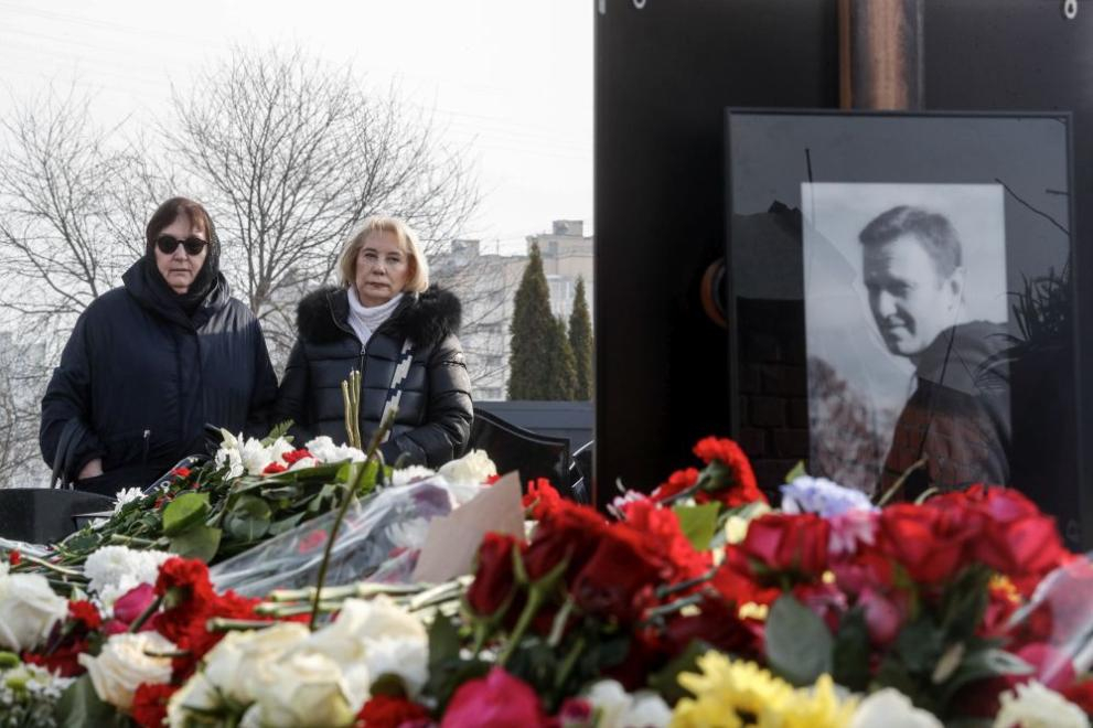 Ченгета вардят край гроба на Навални, а майка му и тъщата...  СНИМКИ 