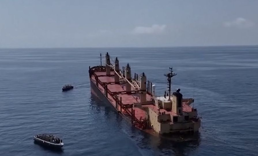 За първи път: Хутите потопиха кораб в Червено море 