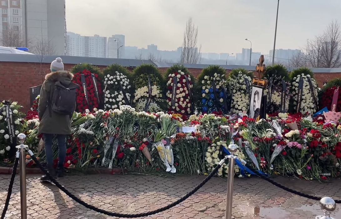 Трети ден след погребението: Хора продължават да се стичат на гроба на Навални 