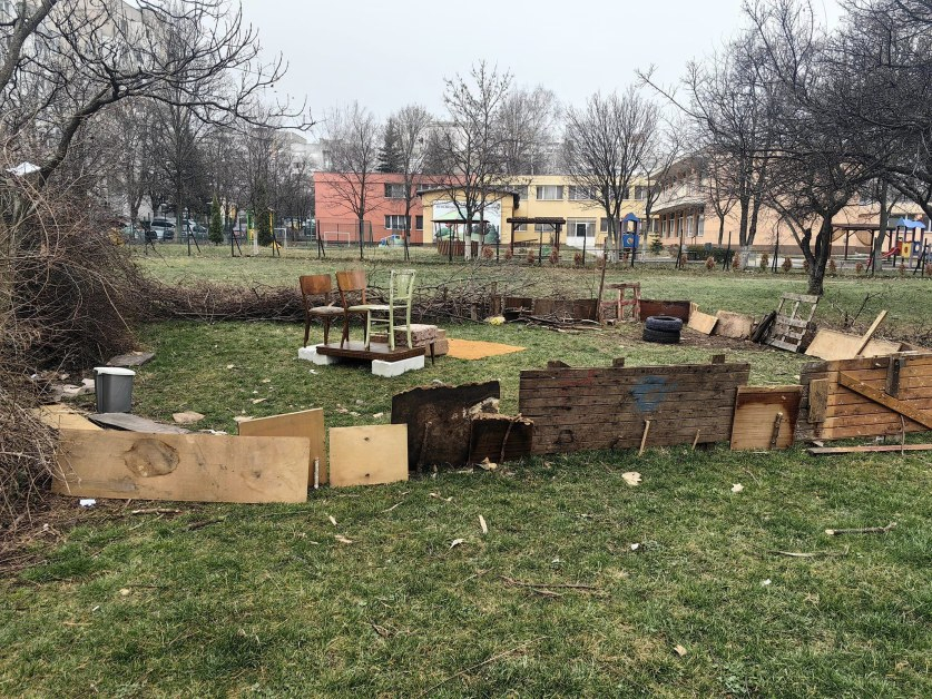 Свинщина или креативност: Оплюха деца от "Люлин" заради "къщичка" на поляна