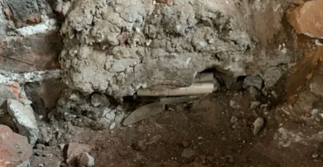 Работници се натъкнаха на изумителна находка в камината на древен замък СНИМКА