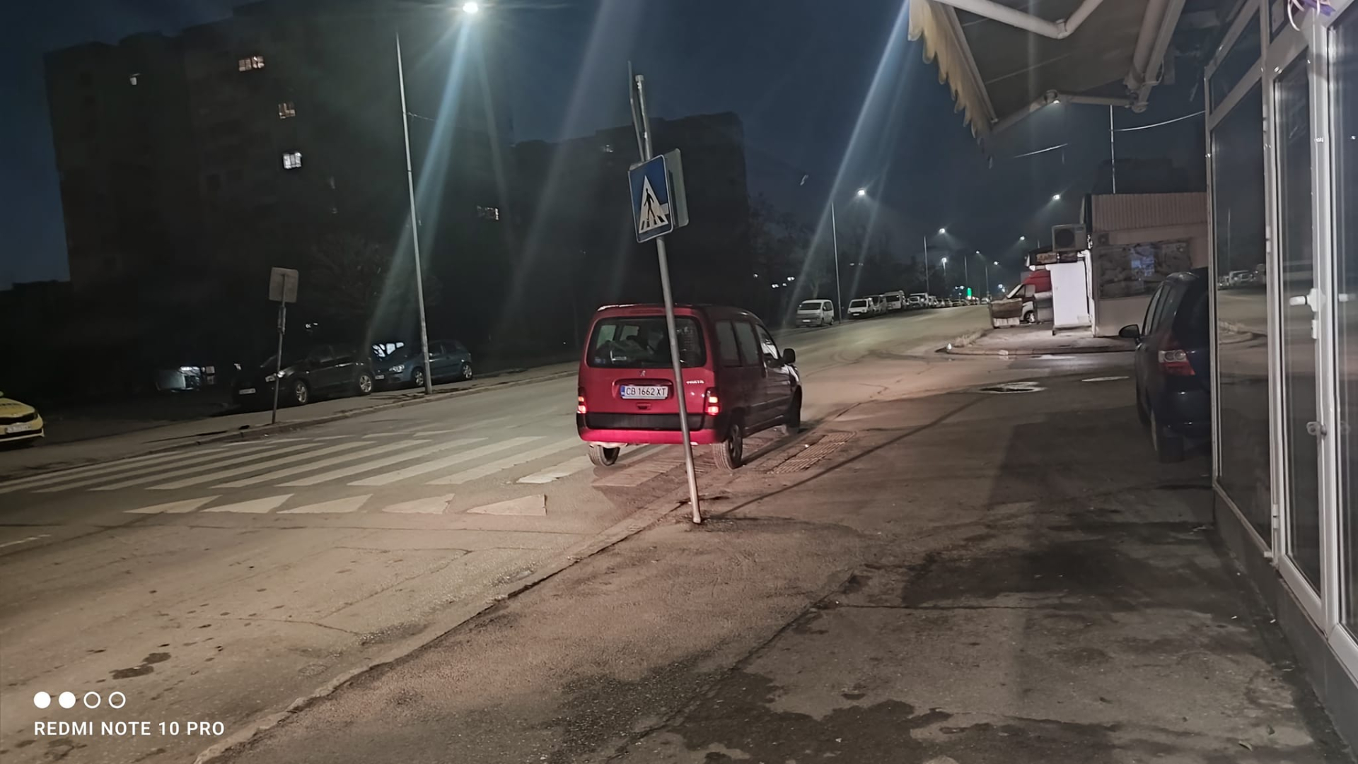 Това минава вече всякакви граници! Кола спира като в гората в София, а полицията... СНИМКИ