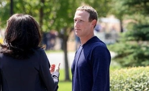 Зукърбърг си скубе косите, ето колко пари изгуби заради срива на Фейсбук и Инстаграм