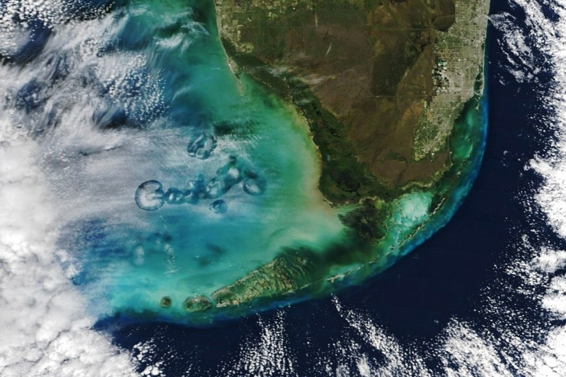 Сателит засне дупки в небето над Мексиканския залив