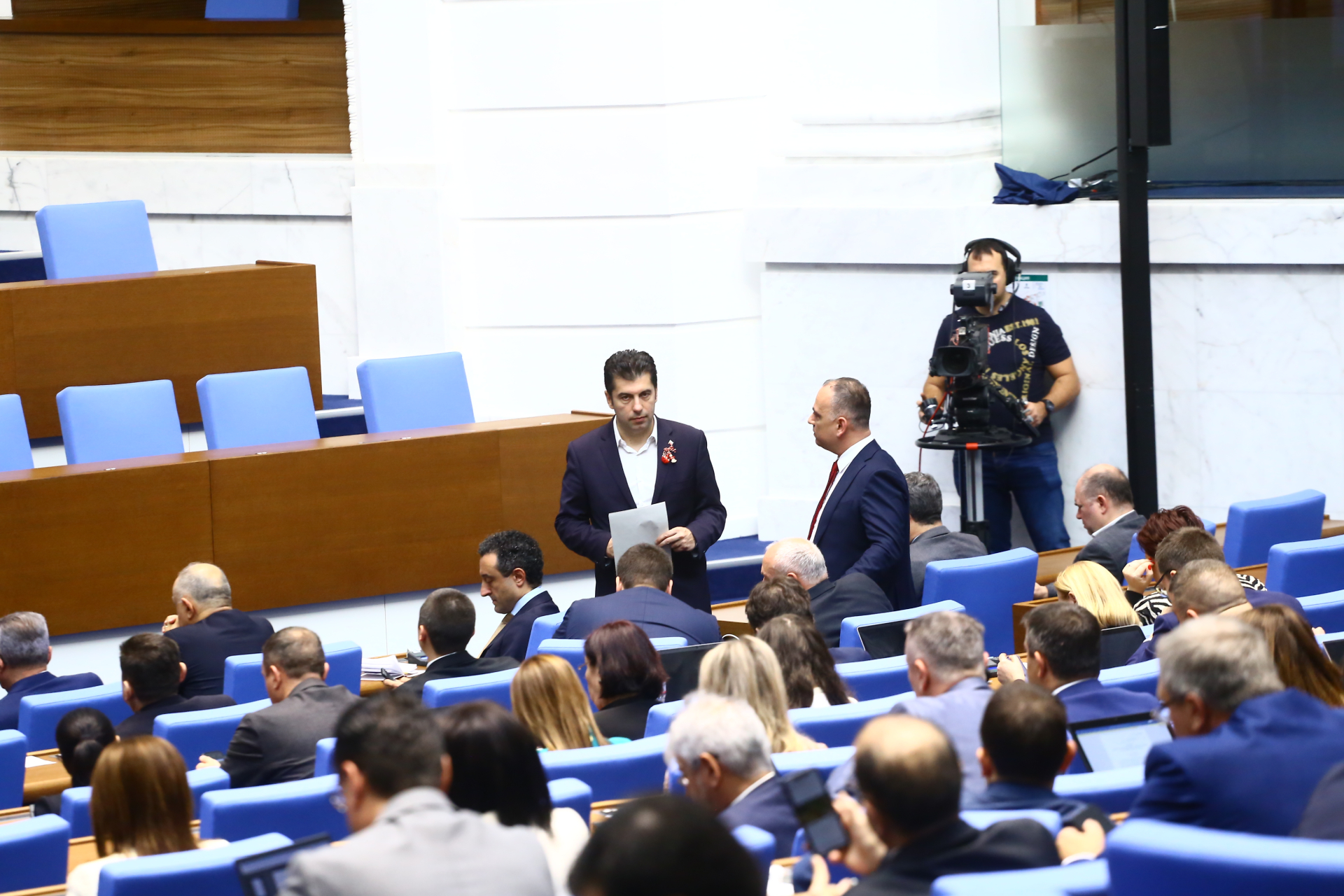 За 15 минути: Депутатите гласуваха спешни промени в 3 закона за служебния премиер!
