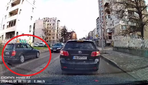 Опасна ситуация в Пловдив! Шофьор нахлу в насрещното до детска градина ВИДЕО