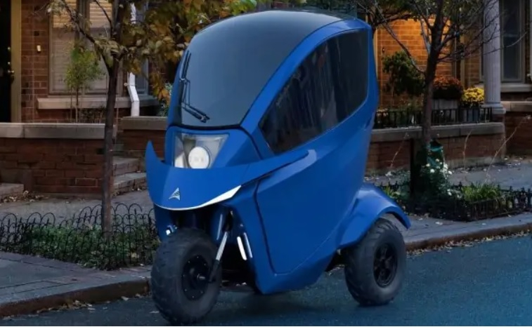 Евтина алтернатива на колата: Представиха скутер с покрив и кабина ВИДЕО