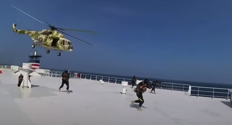 Истински кошмар: Хутите убиха трима моряци, поразиха кораба им с ракета