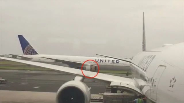Пътник пусна стотинки в двигателя на самолет, последвалото е скандално 
