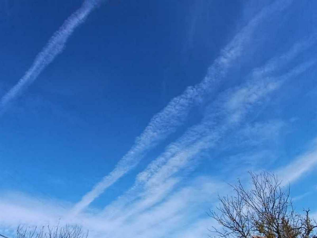 Ето как се образуват следите от самолетите в небето