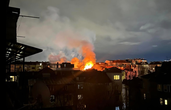 Рухна покрив на сграда: Първи СНИМКИ от среднощния ужас в центъра на София 