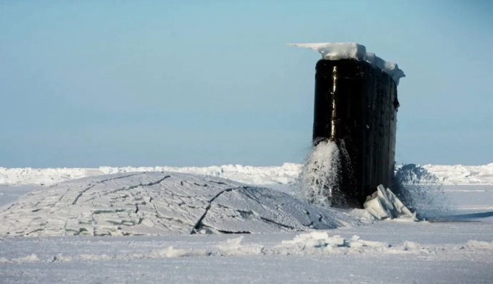 Американска ударна подводница проби арктическия лед СНИМКИ