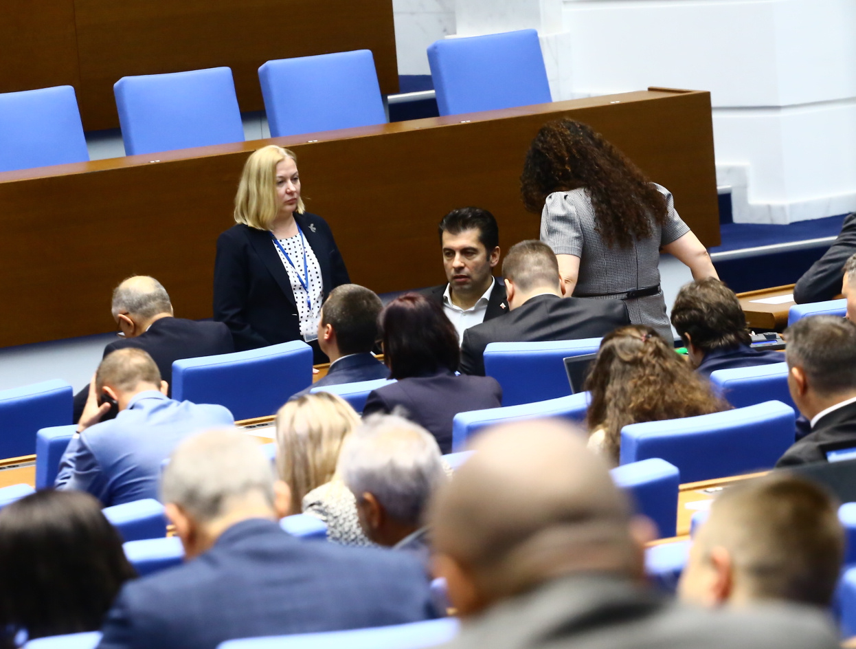 Харизанов: Парламент с изчерпан мандат иска вот на недоверие на служебно правителство