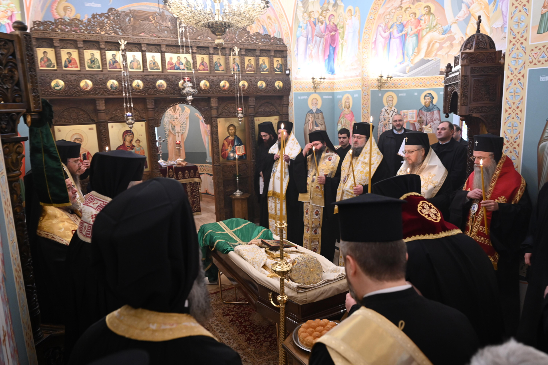 Тленните останки на патриарх Неофит вече са в храм „Света Марина“, започна бдението СНИМКИ