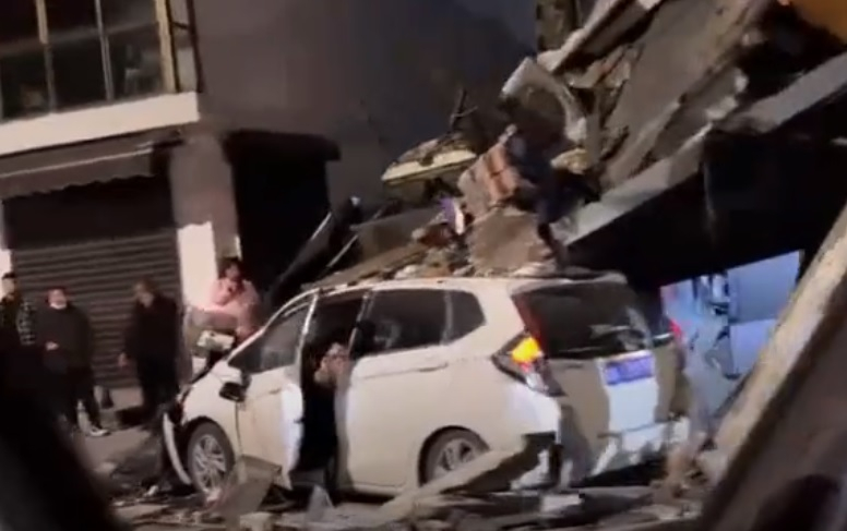 Истински погром: Автомобил се вряза и унищожи жилищна сграда ВИДЕО