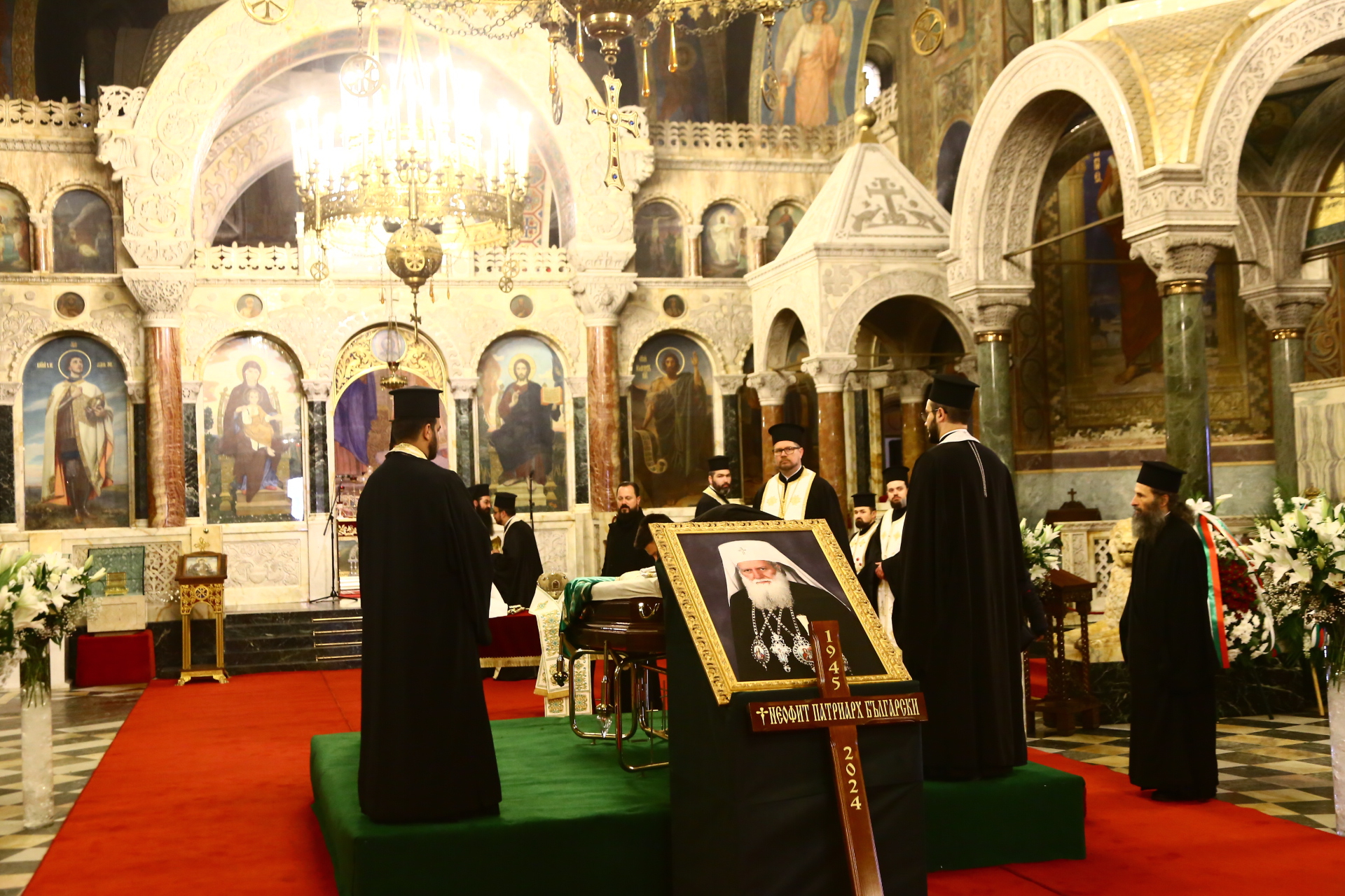 България скърби за патриарх Неофит, първи почит отдадоха... СНИМКИ