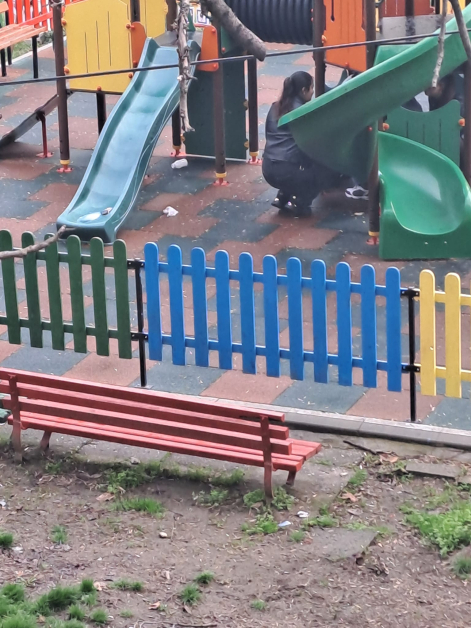 Потрес: Младо момиче спретна грозна мизерия на детска площадка в Пловдив СНИМКА
