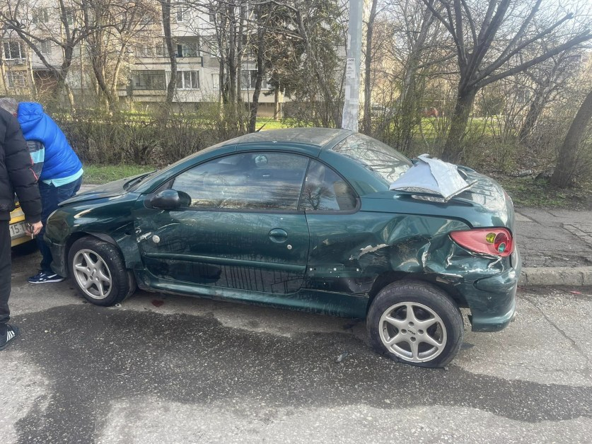 Търсят свидетели: Неизвестен помля паркирана кола в София, щетите са сериозни! СНИМКИ