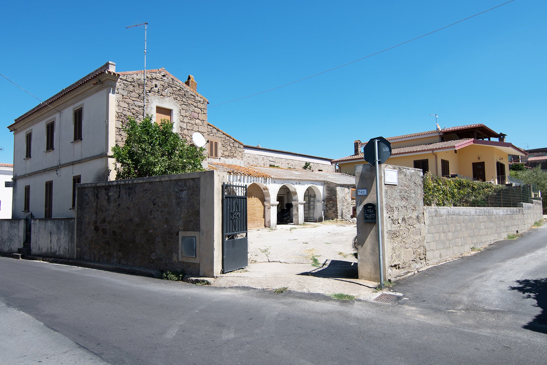Продават уникална къща в Сардиния, струва колкото една гарсониера СНИМКИ