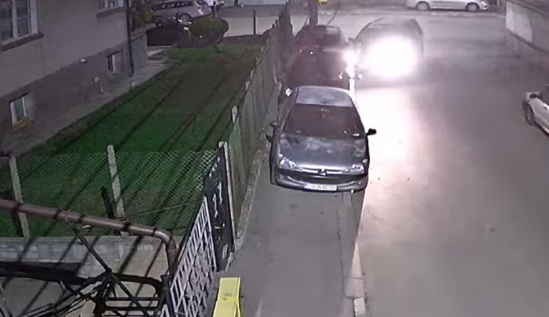 Грозна постъпка: Шофьор удари паркирана кола в Самоков, а след това...