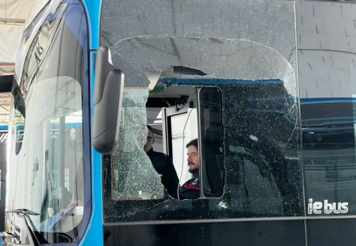 Пълен с пътници автобус беше нападнат в Бургас СНИМКИ