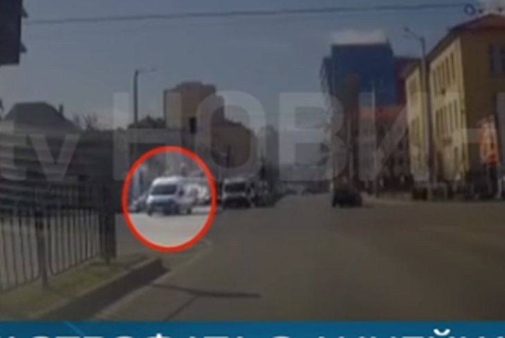Зловещо ВИДЕО запечата катастрофата с линейка, останала по таван в София