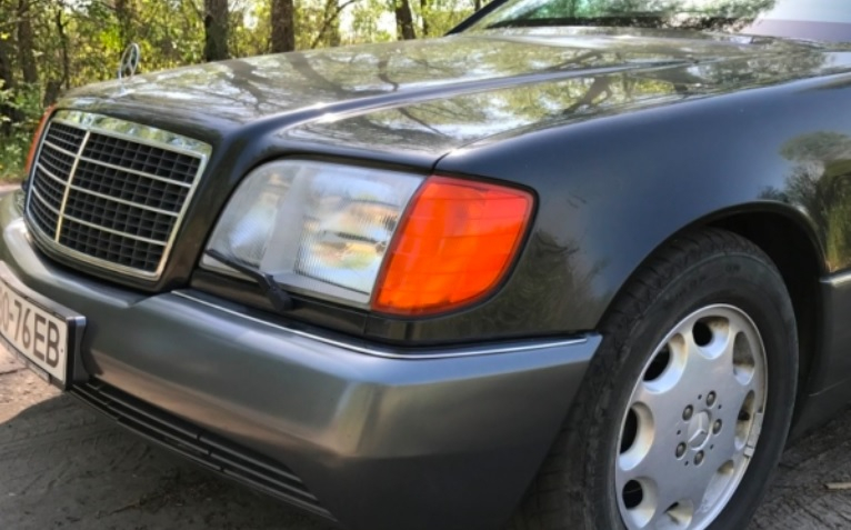 Символ на 90-те: Открит е брониран 30-годишен Mercedes почти без пробег СНИМКИ