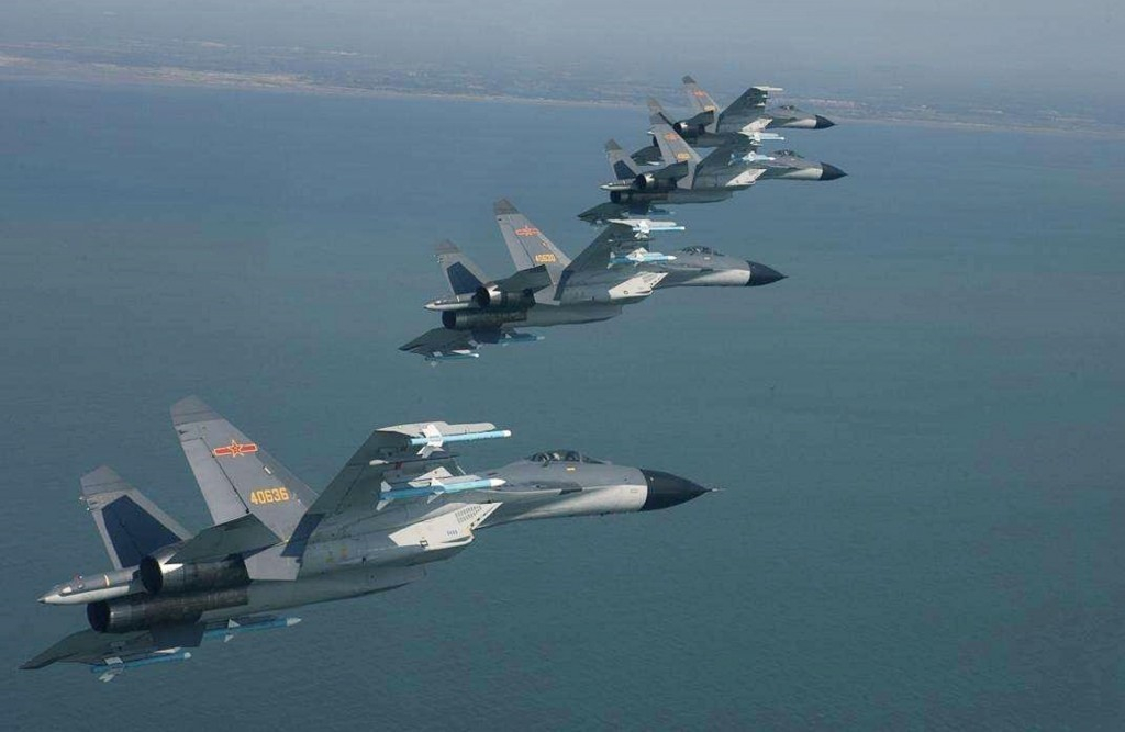 Какво се случва? Десетки китайски военни самолети кръжат около Тайван