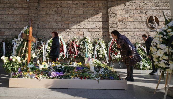 Седмица след погребението: Хора с цвета продължават да се стичат на гроба на Неофит 