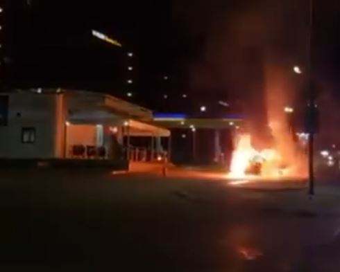 Среднощен ужас: Пожар избуха край бензиностанция в София СНИМКИ