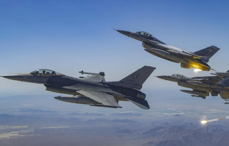 US пилот сравни F-16, очаквани от украинците, със съветските изтребители МиГ