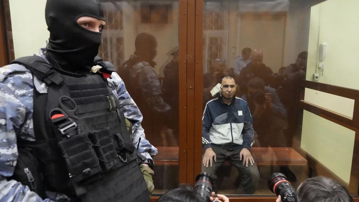 Двама от атентаторите край Москва признаха, трети е докаран полужив в съдебната зала